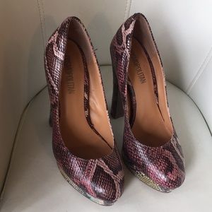 Cosmopolitan color of snake heels